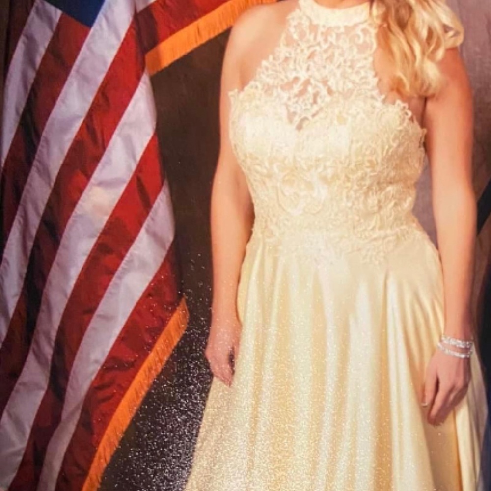 Beautiful ball gown with pockets, smoke free home